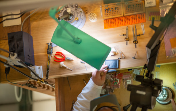 钟表车间的向下视图。钟表匠正在修手表图片下载