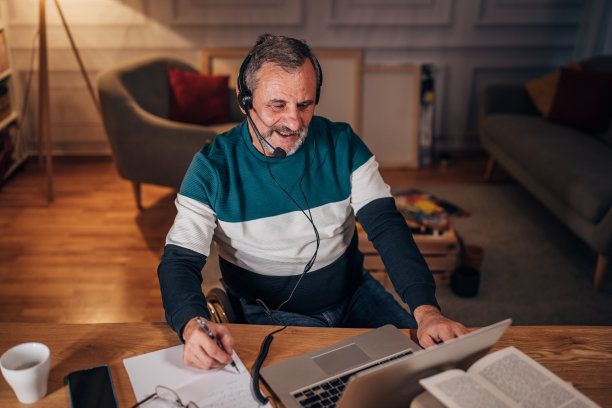 一个坐在轮椅上的残疾人做自由职业者图片下载