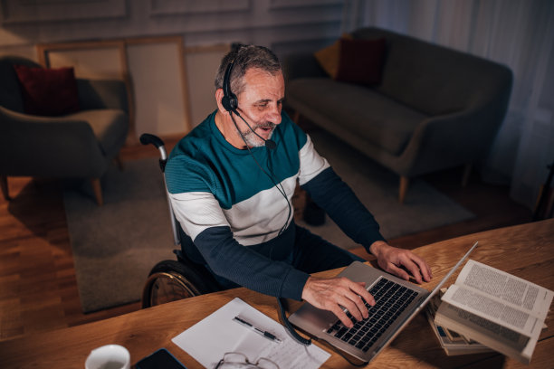 一个坐在轮椅上的残疾人做自由职业者图片下载