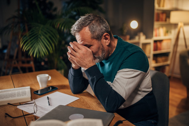 眼睛累了，生意人在办公室图片下载