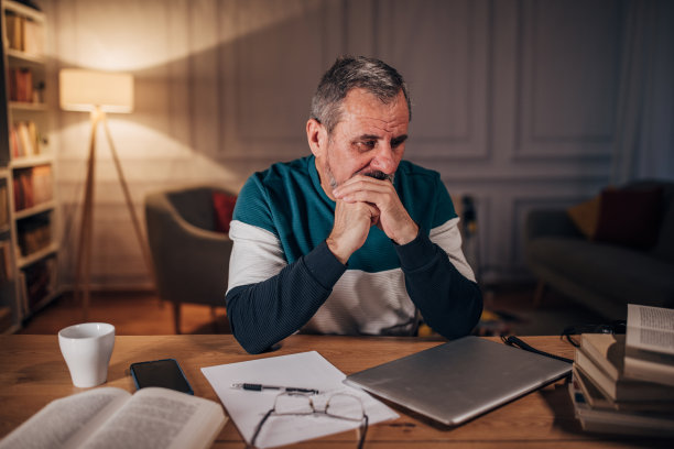 抑郁的男人，失败的工作图片下载