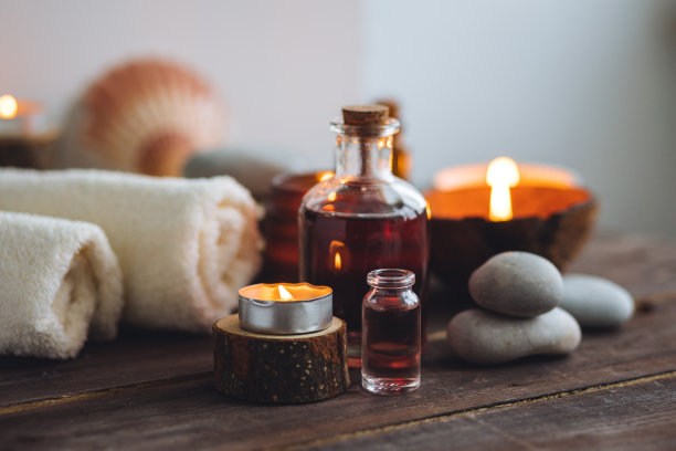 天然有机精油概念，巴厘岛水疗，美容，放松时光。气氛放松，愉悦。蜡烛，毛巾，深色木质背景。另类中医图片下载