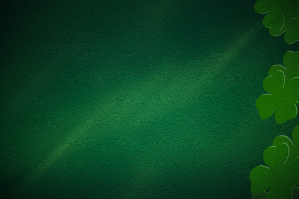 三叶草覆盖黑色背景。图片下载