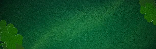 圣帕特里克节背景。三叶草覆盖黑色背景。图片下载