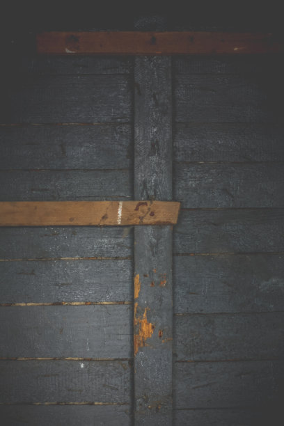 从内部侧关闭破旧的木门概念照片图片下载
