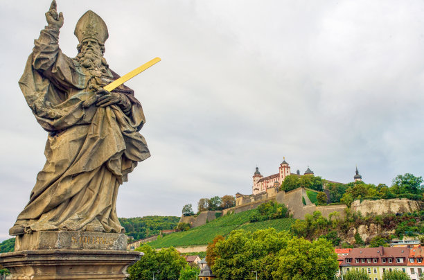 S. Kilian——桥上的一座古老雕像，远处是马里恩堡要塞，下面是葡萄园图片下载