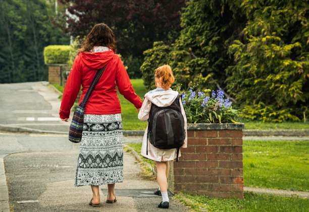 中年母亲送未成年女儿上学图片下载