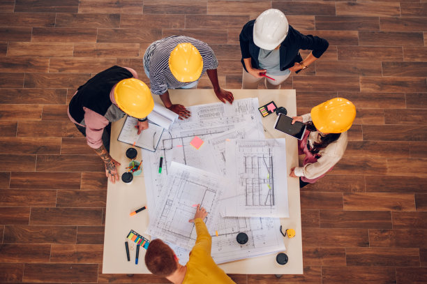 一个多种族建筑师团队开会的高角度镜头图片下载