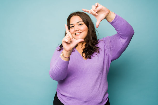 美丽的女人用她的手装裱一幅画图片下载