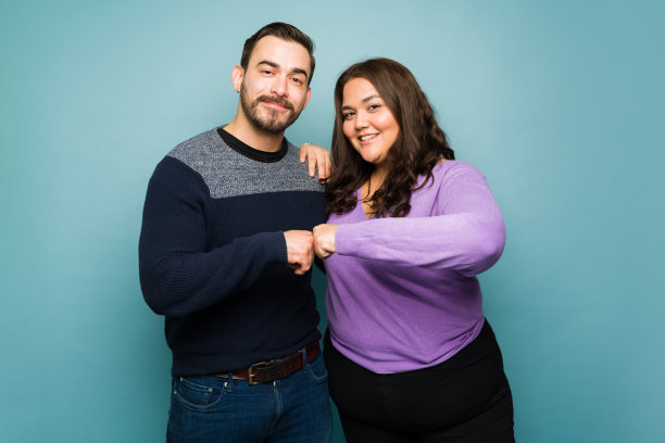 一对有趣的夫妇撞拳的肖像图片下载