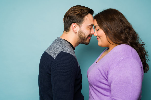 浪漫美丽的情侣在接吻前微笑图片下载