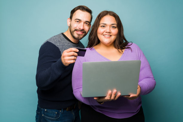 一对幸福的夫妇一起在网上购物的肖像图片下载