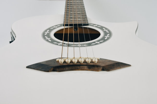 前表面特写一个白色背景上孤立的白色电吉他图片下载