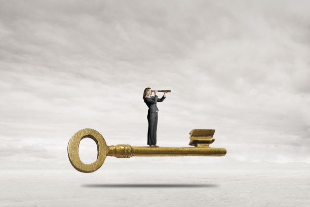 站在钥匙上透过望远镜看的女人图片下载