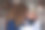 姜黄色的母亲抱着她的孩子在房间里图片下载