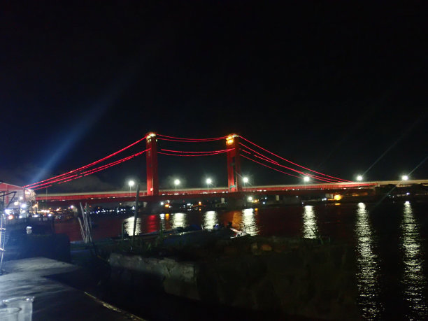 夜晚的Ampera桥，是印度尼西亚南苏门答腊省巨港市的一座桥。图片下载