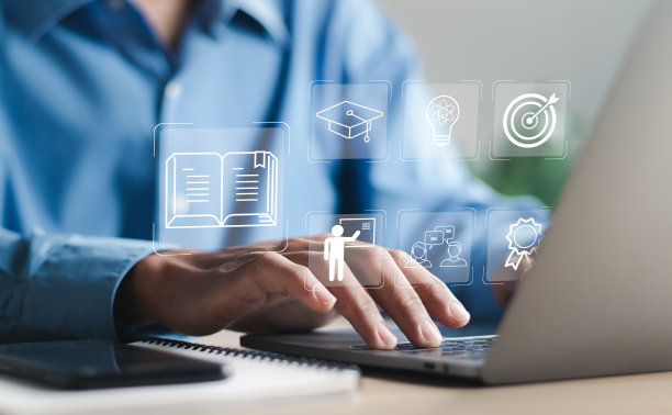 互联网教育，电子学习概念。在数字屏幕上参加在线课程的人。教育互联网技术。图片下载