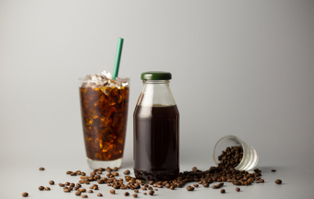 灰底咖啡豆冰美式咖啡，黑色咖啡杯外带。冷饮产品。图片下载