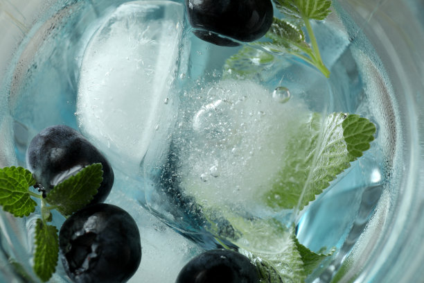 一杯新鲜蓝莓鸡尾酒加冰，大杯图片下载