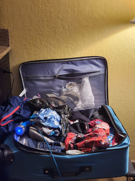 凌乱的酒店行李图片下载