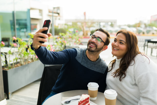 美丽的网红夫妇一起自拍图片下载