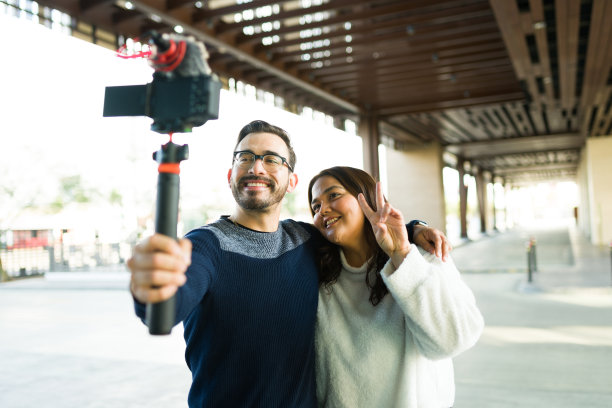 男女朋友在做社交媒体内容图片下载