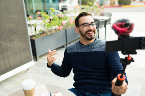 有影响力的白人男子正在拍摄视频博客图片下载