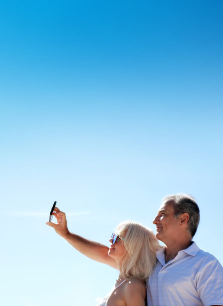 漂亮的男人和女人成熟的夫妇在户外自拍图片下载