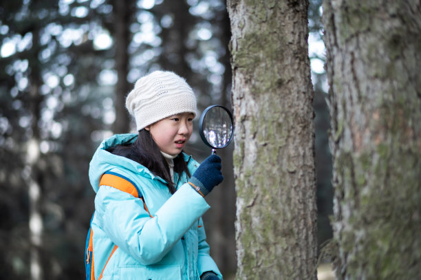 亚洲初中生在森林里观察树木并做记录图片下载