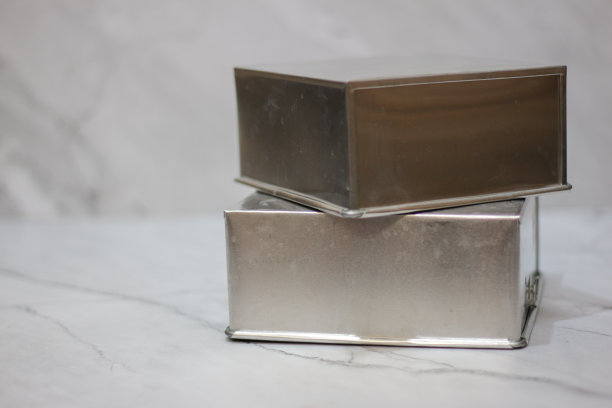 蛋糕盘或面包盘。铝锅。蛋糕模具。有选择性的重点。图片下载