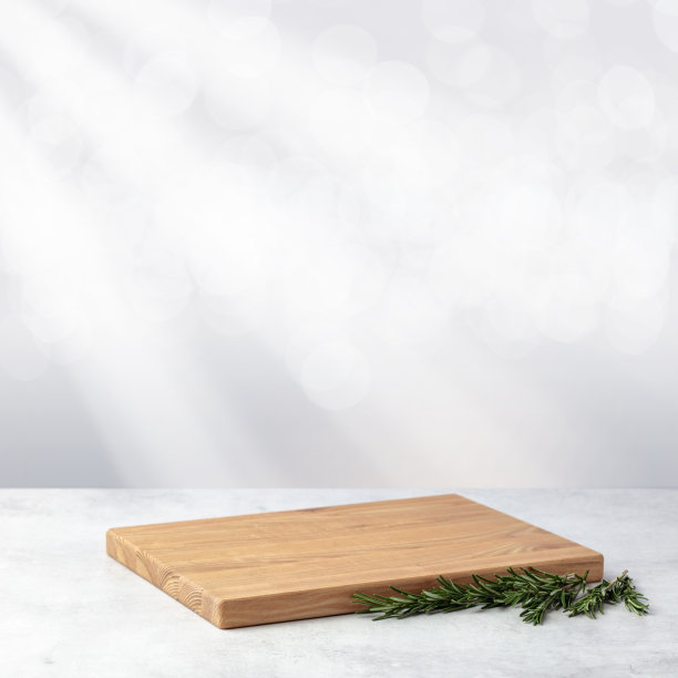 灰色石桌上放着切菜板和迷迭香。图片下载