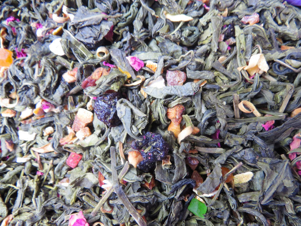 干燥的茶叶与药材在一个包中散装特写。图片下载