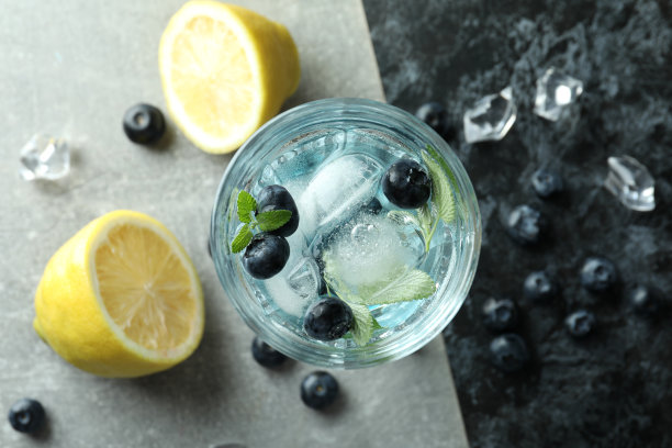 一杯夏日鸡尾酒和两种色调背景的配料图片下载