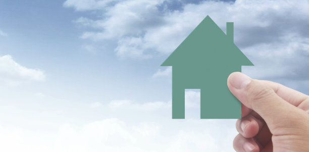 手捧纸屋，合家团圆图片下载