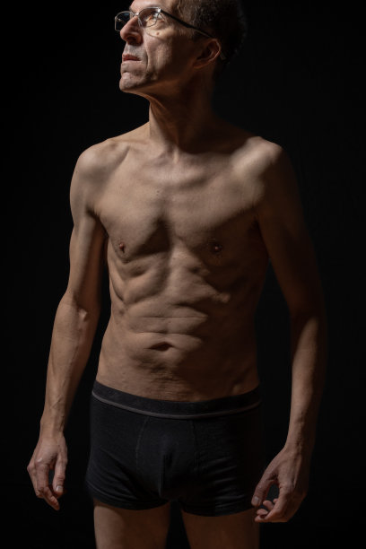 法国巴黎- 01 09 2023:静物。工作室拍摄的一个成熟的男人摆姿势光着膀子图片下载