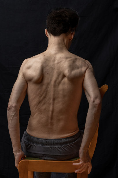 法国巴黎- 01 09 2023:静物。工作室拍摄的一个成熟的男人摆姿势光着膀子图片下载