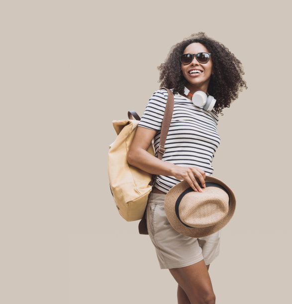 笑着的年轻女子戴着太阳镜肖像图片下载