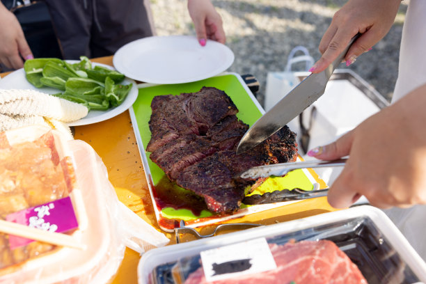 空中飞人艺术家在课后为烧烤派对做饭图片下载