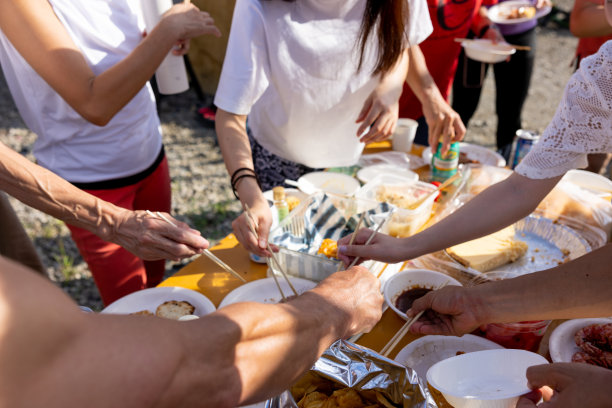 空中飞人艺术家在课后举行烧烤派对图片下载
