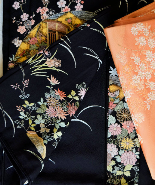 日本婚礼和服和欧比在房间里。图片下载