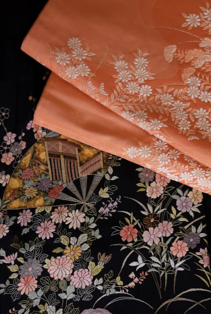 日本婚礼和服和欧比在房间里。图片下载