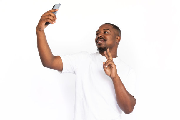 快乐的年轻人自拍显示和平的迹象图片下载