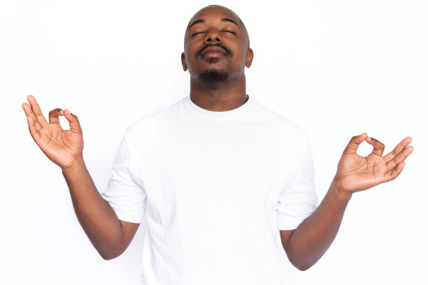 放松的年轻人闭着眼睛冥想图片下载