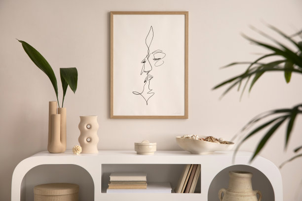 室内设计美学和优雅的房间与模拟海报框架，白色的便盆，植物，书籍，装饰，花瓶与叶子和个人配件。时尚的家居装饰。模板。图片下载