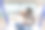 相爱的多民族情侣坐在秋千上图片下载