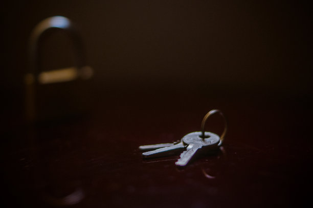 钥匙在桌子上，锁也在图片下载