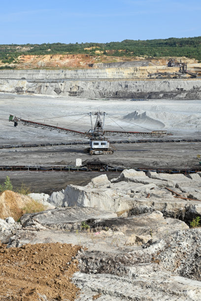 露天煤矿上的大型挖掘机。某露天煤矿尾矿库有趣的地质形态。图片下载