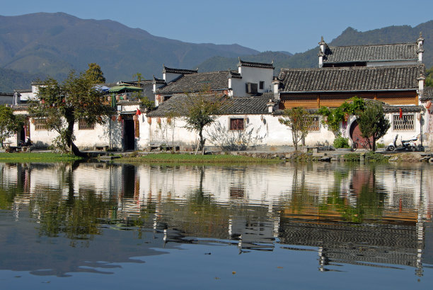 中国安徽省的宏村古镇，湖和倒影图片下载