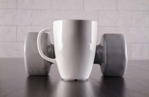 健身哑铃和一杯茶或咖啡。图片下载