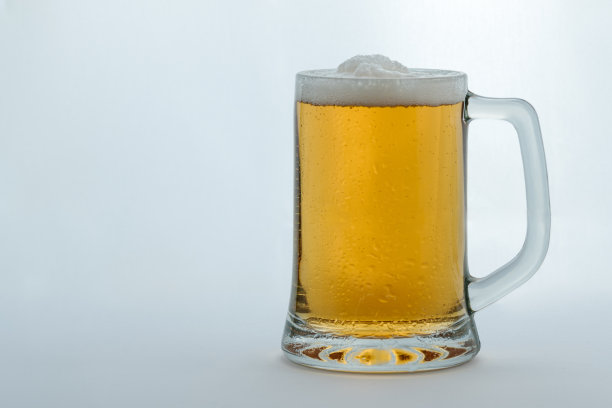 杯子里装满了泡沫啤酒图片下载